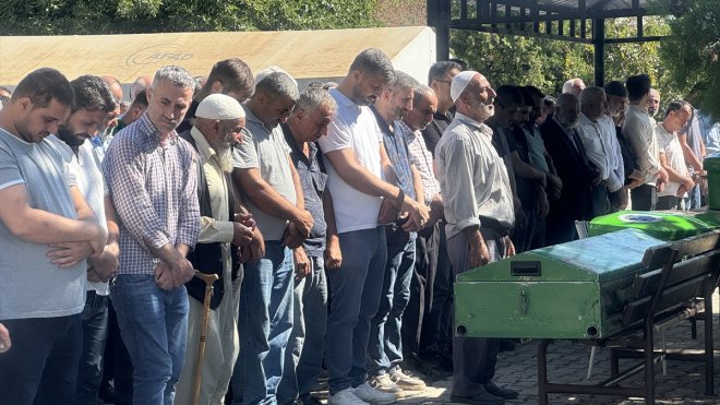 Malatya'da yük treninin çarptığı tarım aracında ölen anne ve 2 çocuğu defnedildi