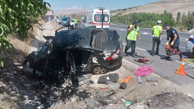 MALATYA - Menfeze çarpan otomobildeki 3 kişi öldü, 1 kişi yaralandı1
