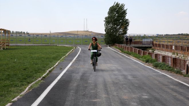 Temiz çevre ve sağlıklı yaşamı özendirmek için pedal çeviriyor