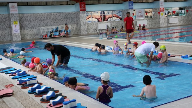 Van ve Bitlis'te çocuklar yaz kurslarında yüzme öğreniyor