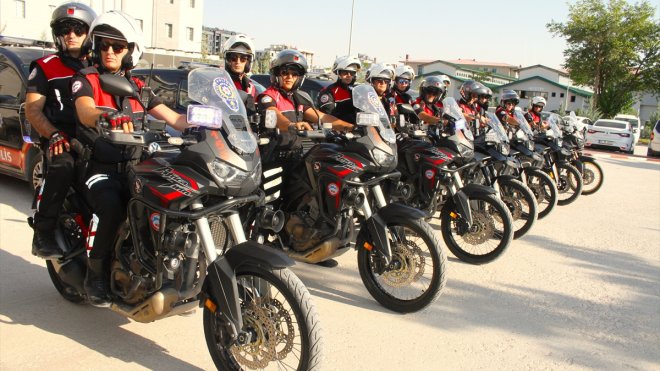 Van'ın "Kadın Yunuslar"ı şehrin güvenliği için motosikletleriyle devriye geziyor