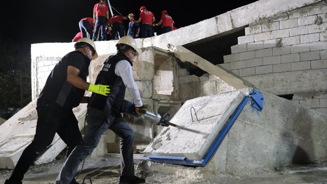 Marmara depreminde hayatını kaybedenler Van'da anıldı
