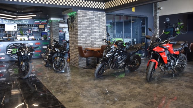 Motosikletlerin tamiratını kafede yapıyor
