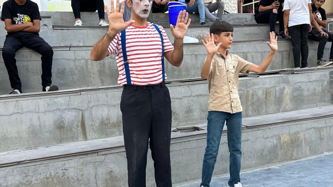 Pandomim sanatçısı Erdem, gösterileriyle çocukların yüzünü güldürüyor