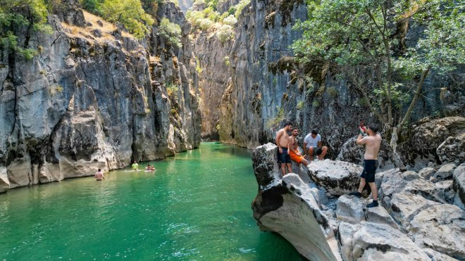 VAN - Sıcaktan bunalanlar soluğu Masiro Kanyonu