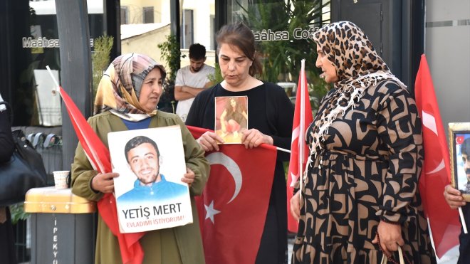 Vanlı aileler DEM Parti binası önündeki evlat nöbetini sürdürüyor1