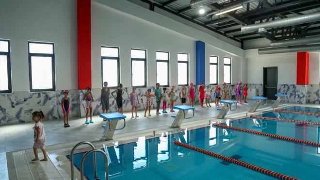 Vanlı çocuklar yarı olimpik havuzda yüzme öğreniyor