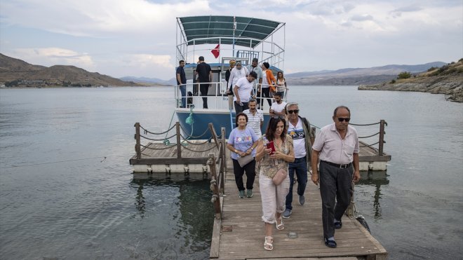 Ada görünümlü tarihi Pertek Kalesi'nin cazibesi tekne turlarıyla artıyor