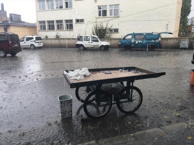 Ağrı'da sağanak ve dolu etkili oldu