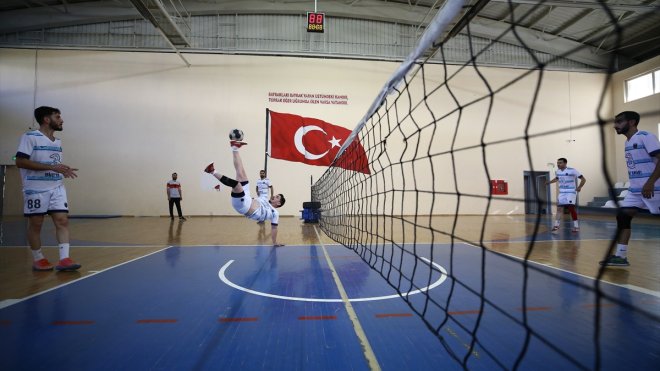 Şampiyonluklara doymayan Solhan Ayak Tenisi Takımı gözünü dünya birinciliğine dikti