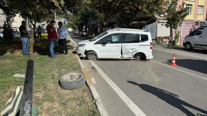 Elazığ'da ambulans ile hafif ticari aracın çarpıştığı kazada 2 kişi yaralandı