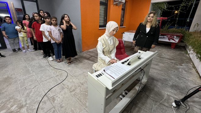 Elazığ'da Akçakiraz Gençlik Merkezinde sanatsal eğitim alan öğrenciler yeteneklerini sergiledi