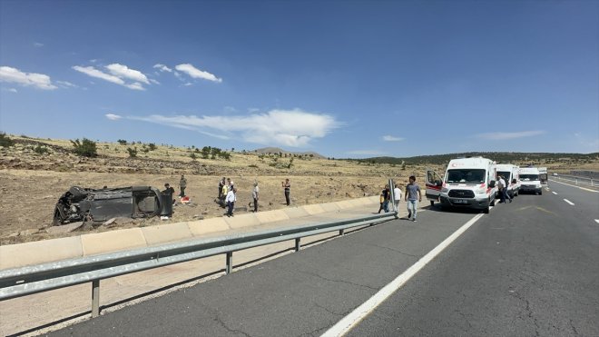 Elazığ'da devrilen otomobildeki 7 kişi yaralandı