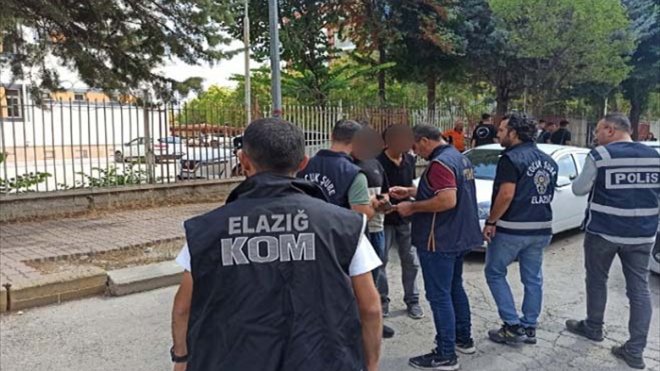 Elazığ'da polis okul önlerinde denetim yaptı