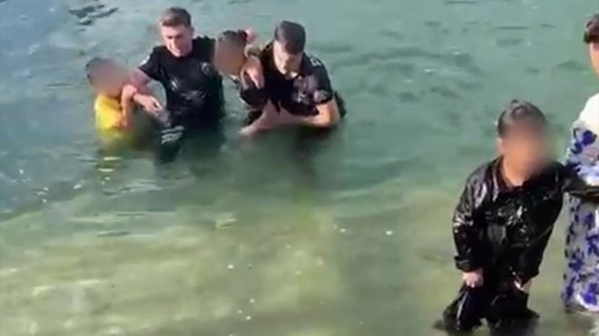 Elazığ'da süs havuzunda boğulma tehlikesi geçiren 3 çocuğu polis kurtardı