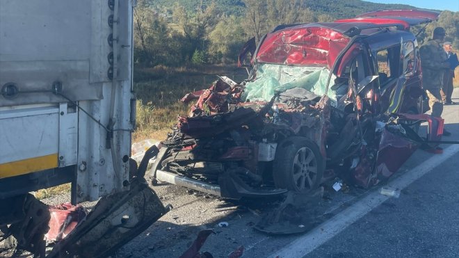 Erzincan'da hafif ticari araç tıra çarpması sonucu 3 kişi öldü, 2 kişi yaralandı