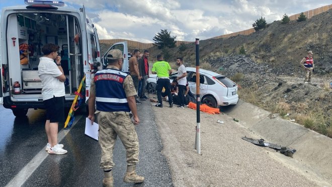 Erzincan'da yoldan çıkan otomobildeki 4 kişi yaralandı