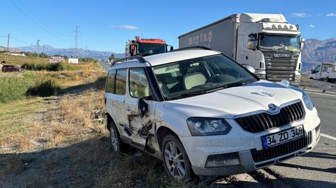 Erzincan'da otomobilin kamyona çarpması sonucu 3 kişi yaralandı