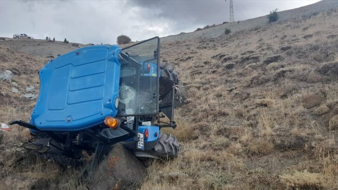 Erzincan'da şarampole devrilen traktördeki baba-oğul yaralandı