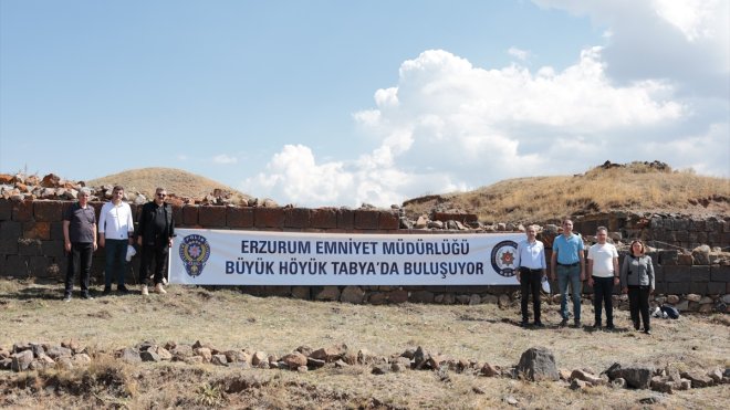 Erzurum'da 140 polis, tarihi Büyük Höyük Tabyası'nda "mıntıka" temizliği yaptı