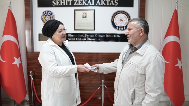 Erzurum'da baba ve oğlunun yolda bulduğu emekli maaşı sahibine ulaştırıldı