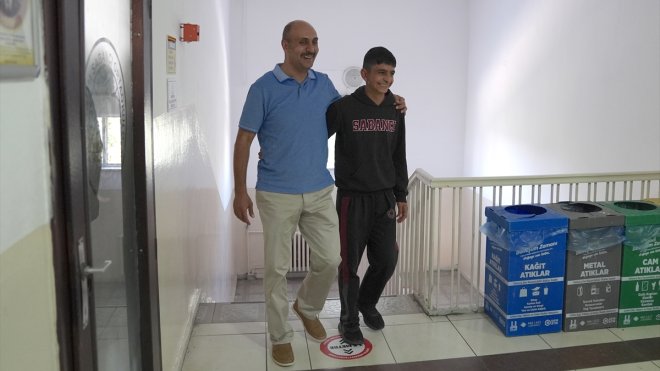 Erzurum'da boğazına yiyecek takılan öğrenciyi öğretmeni Heimlich manevrasıyla kurtardı