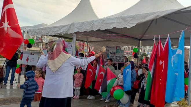 Erzurum'da hekimler ve sağlık çalışanları sağanak altında Gazze için "sessiz yürüyüş" yaptı
