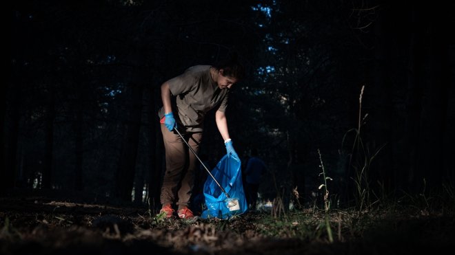 Erzurum'da planlı doğa yürüyüşlerine çıkan gönüllü "temizliyoruz" ekibi çevre temizliği yapıyor