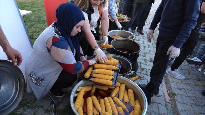 ERZURUM - Şehit babası, devlet korumasındaki çocuklara yetiştirdiği mısırlardan ikram etti1