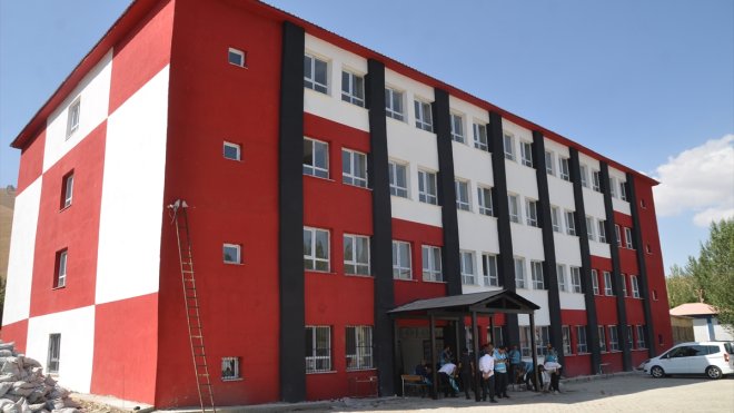 Hakkari'de 16 yükümlü, okulları öğrenciler için hazırladı