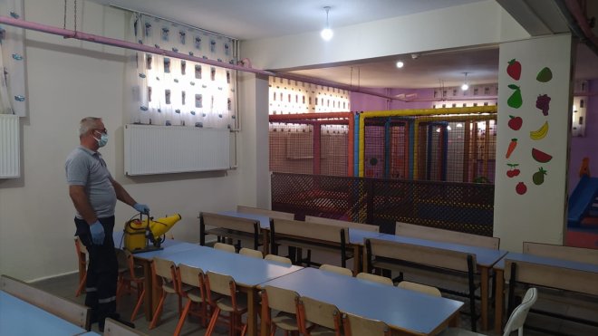 Hakkari Belediyesi ekipleri okullarda ilaçlama çalışması yaptı