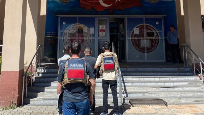 Hakkari'de haklarında kesinleşmiş hapis cezası bulunan 1'i İran uyruklu 2 hükümlü yakalandı