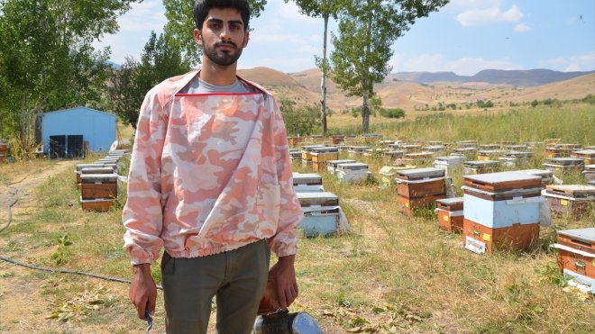 Köylerinde bir yandan babalarına destek olan Hakkarili iki öğrenci azmedip tıp kazandı