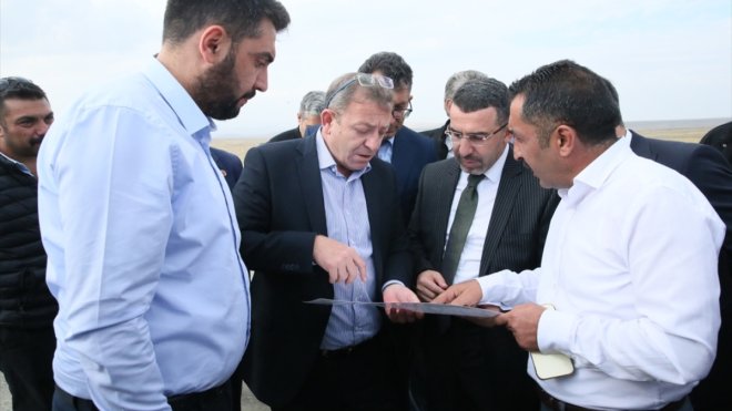 Kars'ın köy yolları sıkıştırılmış betonla yenileniyor