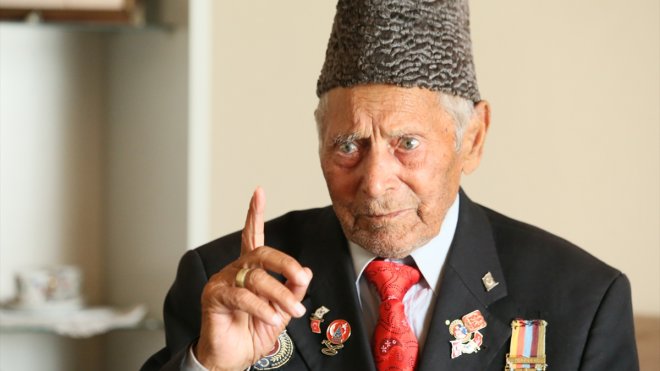 KORE GAZİLERİ YAŞADIKLARINI ANLATIYOR - Karslı 92 yaşındaki Kore gazisi, savaş anılarını şiirle yad ediyor