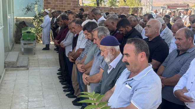 Malatya'da eşinin silahla öldürdüğü kadın toprağa verildi