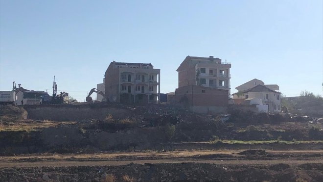 Malatya'da güçlendirme başvurusu yapılmayan orta hasarlı binaların yıkımı sürüyor