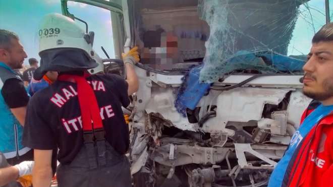 Malatya'da iki kamyonetin çarpışması sonucu 3 kişi yaralandı