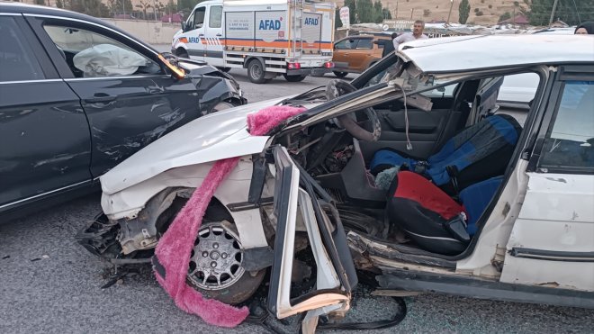 Muş'ta iki otomobilin çarpışması sonucu 5 kişi yaralandı