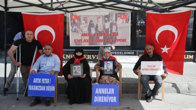 Muşlu aileler, DEM Parti önündeki "evlat nöbeti"ni sürdürüyor