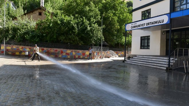 Çatak'ta okulların bahçelerinde temizlik yapıldı