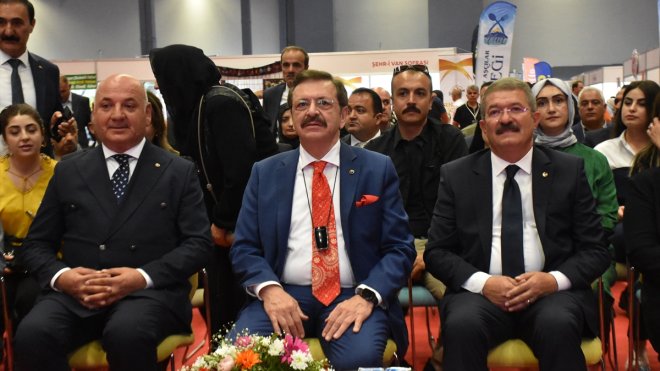 VAN - TOBB Başkanı Hisarcıklıoğlu, İstihdamın Yıldızları Ödül Törenine katıldı1