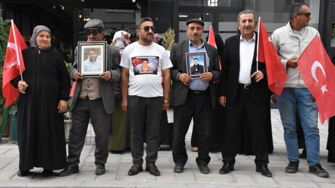 Vanlı aileler DEM Parti binası önündeki "evlat nöbeti"ni sürdürdü