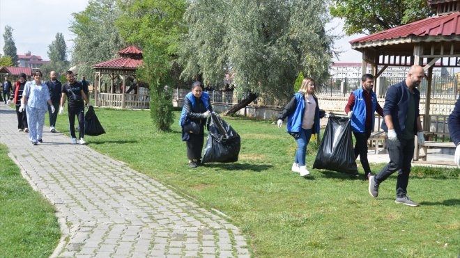 Yüksekova'da gönüllüler çevre temizliği yaptı