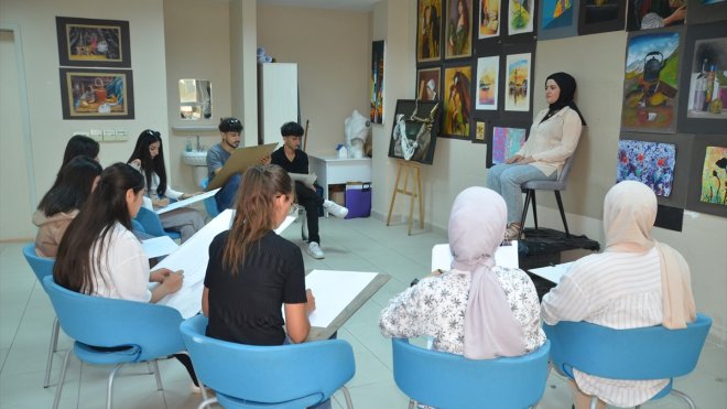 Açtıkları resim kursuyla öğrencilerin üniversite hayalini gerçekleştirdiler1
