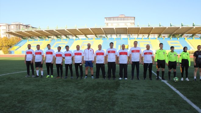 Ağrı'da "yeşil sahaların yetenekli kızları" il protokolü üyeleriyle maç yaptı