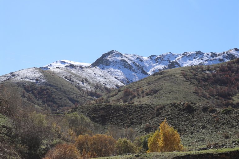 Ağrı dağlarının zirvesi beyaza, etekleri ise sonbahar renklerine büründü8