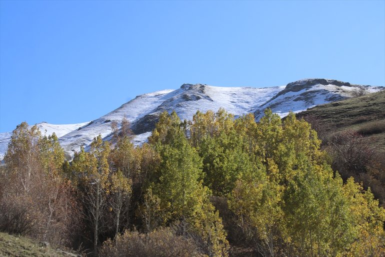 Ağrı dağlarının zirvesi beyaza, etekleri ise sonbahar renklerine büründü11