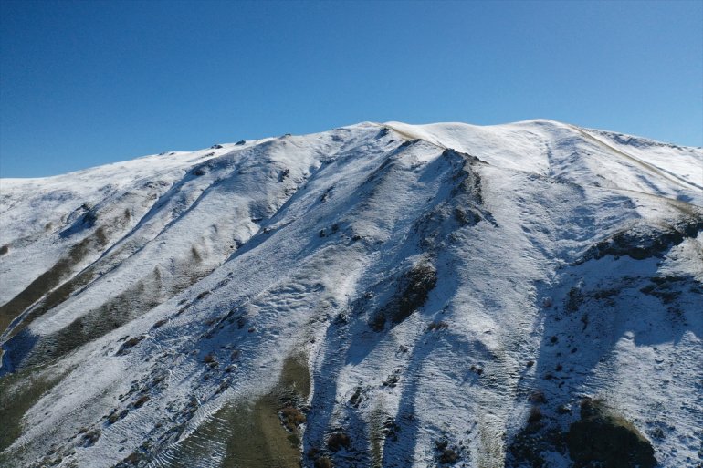 Ağrı dağlarının zirvesi beyaza, etekleri ise sonbahar renklerine büründü3