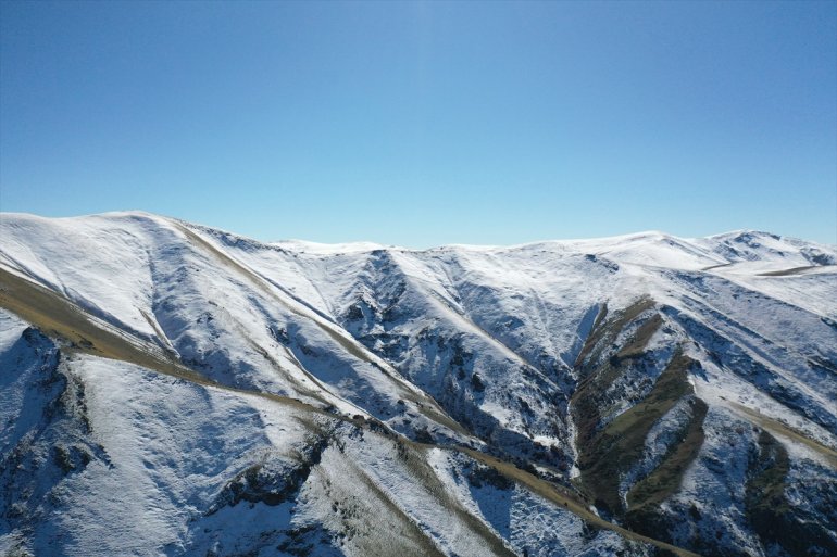 Ağrı dağlarının zirvesi beyaza, etekleri ise sonbahar renklerine büründü4